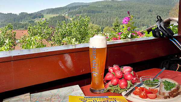 großer Balkon mit herrlicher Aussicht